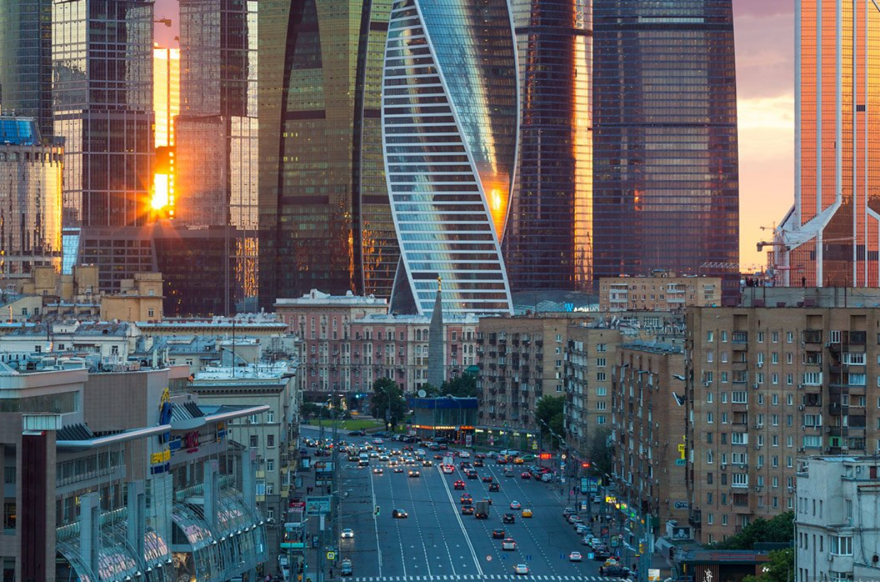 Видела города и получше. Нью Дели небоскребы. Москва. Москва Сити контраст. Москоу Сити улица.
