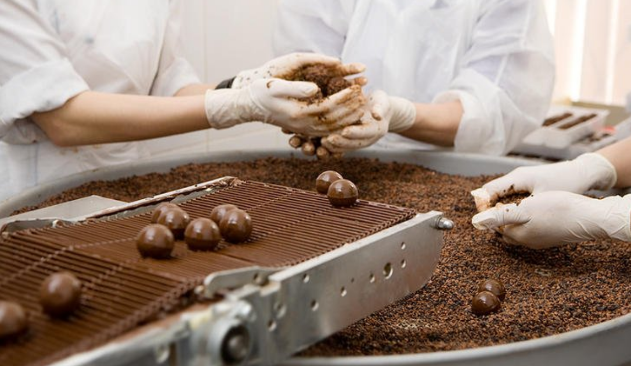 Фабрика шоколада. Производство шоколада. Производства шиколада. Шоколадный цех.